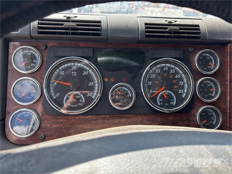 Freightliner Cascadia 125 6x4 T/A Sleeper Truck Tractor 中古トラクターヘッド | トレーラーヘッド