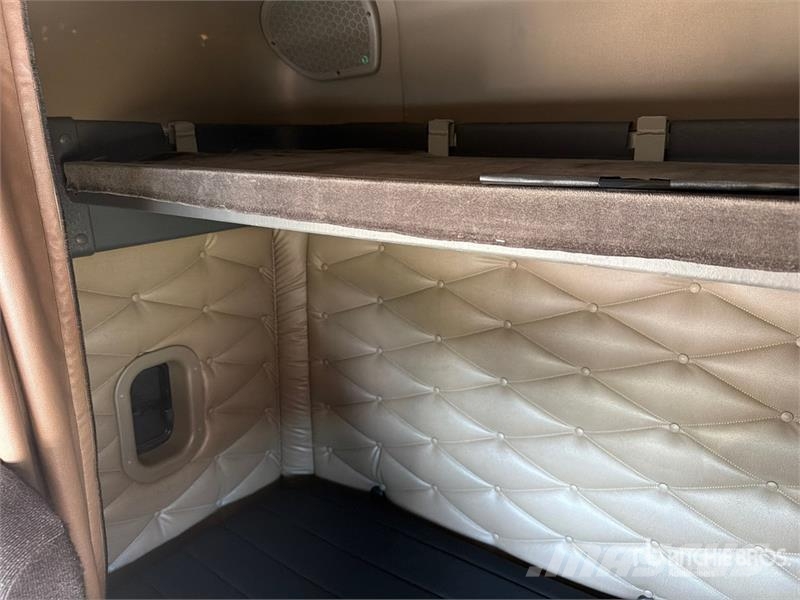 Freightliner Cascadia 113 6x4 Sleeper Car Carrier Truck Trasportatore per veicoli
