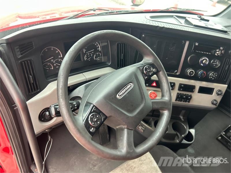 Freightliner Cascadia 126 6x4 T/A Sleeper Truck Tractor Vlačilci