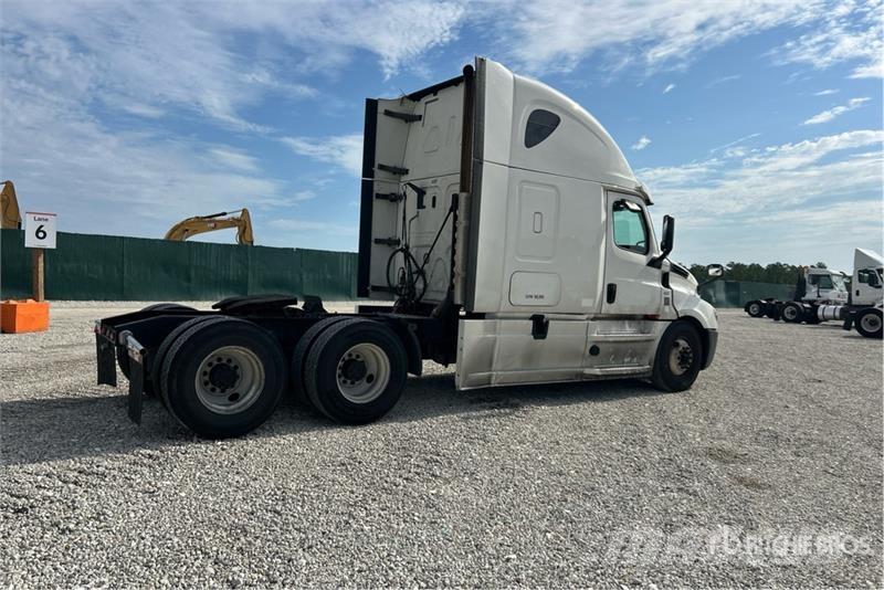 Freightliner Cascadia 126 6x4 T/A Sleeper Truck Tractor 中古トラクターヘッド | トレーラーヘッド