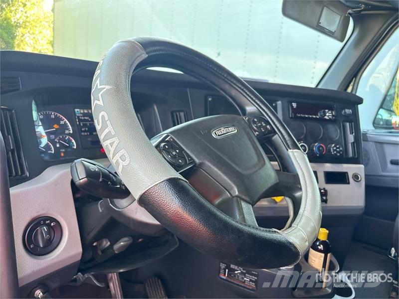 Freightliner Cascadia 126 6x4 T/A Sleeper Truck Tractor Vilcēji