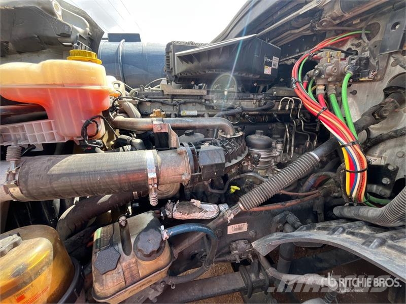 Freightliner Cascadia 126 6x4 T/A Sleeper Truck Tractor (Inoper Тягачі