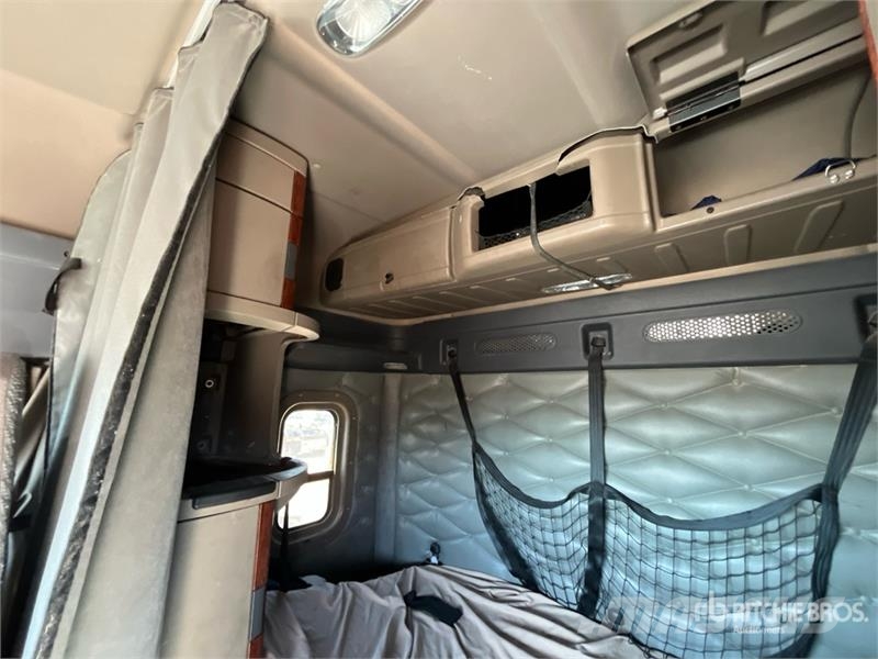 Freightliner Cascadia 125 6x4 T/A Sleeper Truck Tractor Vlačilci
