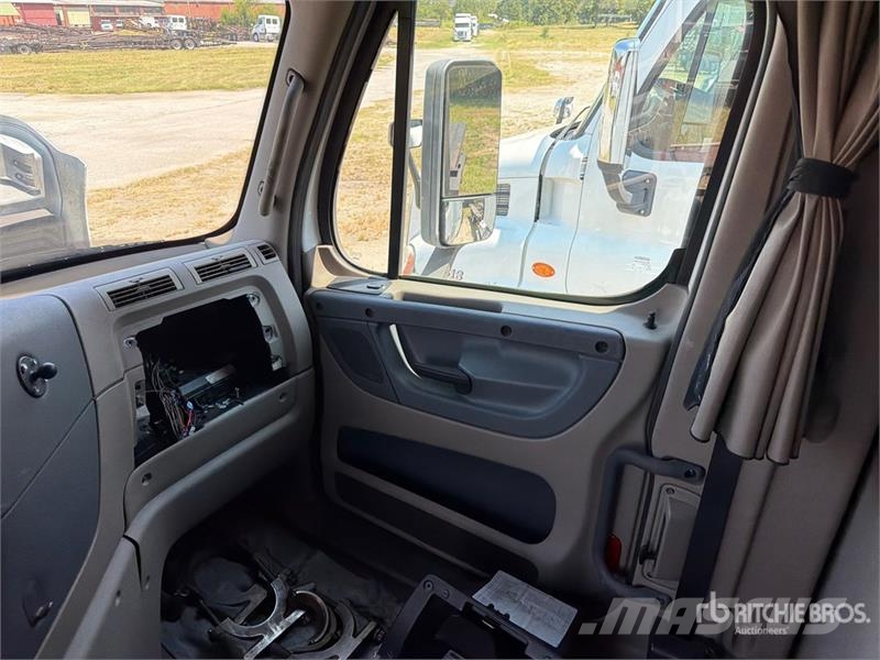 Freightliner Cascadia 113 6x4 Sleeper Car Carrier Truck (Inoper Camiones portacoches