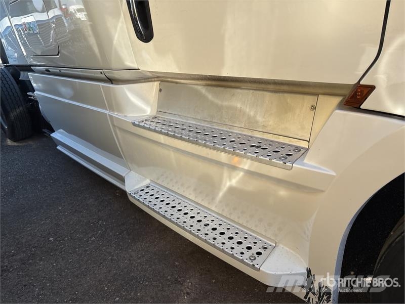 Freightliner Cascadia 126 6x4 T/A Sleeper Truck Tractor 트랙터 유닛
