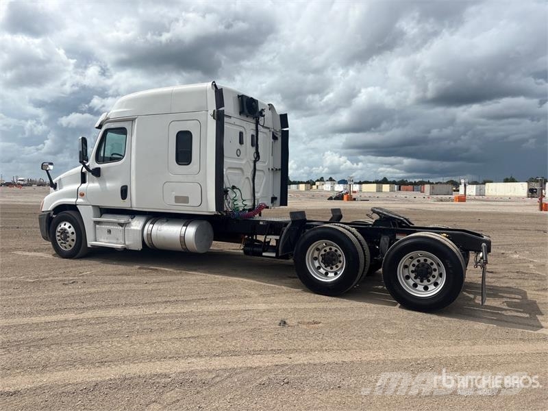Freightliner Cascadia 125 6x4 T/A Sleeper Truck Tractor Tegljači
