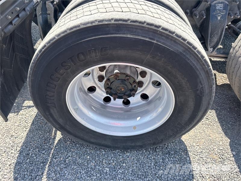 Freightliner Cascadia 126 6x4 T/A Sleeper Truck Tractor وحدات الجر