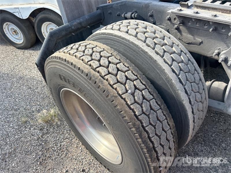 Freightliner Cascadia 126 6x4 T/A Sleeper Truck Tractor Cabezas tractoras