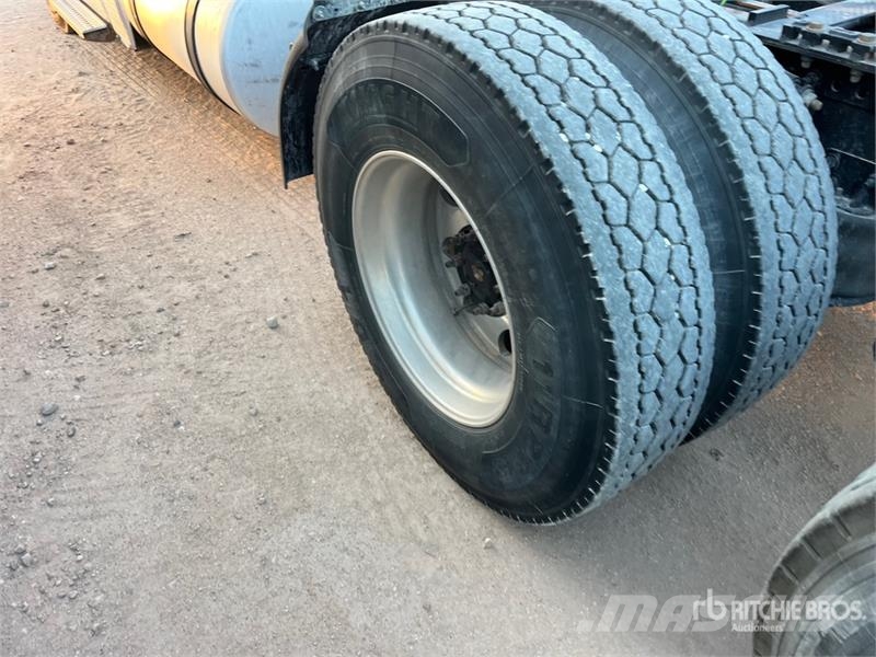 Freightliner Cascadia 126 6x4 T/A Sleeper Truck Tractor Tegljači