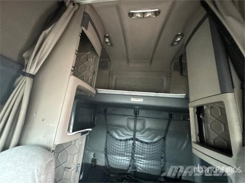 Freightliner Cascadia 125 6x4 T/A Sleeper Truck Tractor Naudoti vilkikai