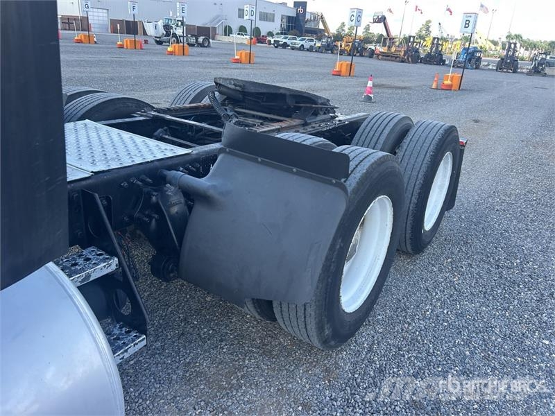 Freightliner Cascadia 125 6x4 T/A Sleeper Truck Tractor Trekkvogner