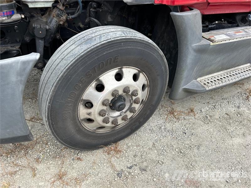 Freightliner Cascadia 125 6x4 T/A Sleeper Truck Tractor (Inoper Влекачи