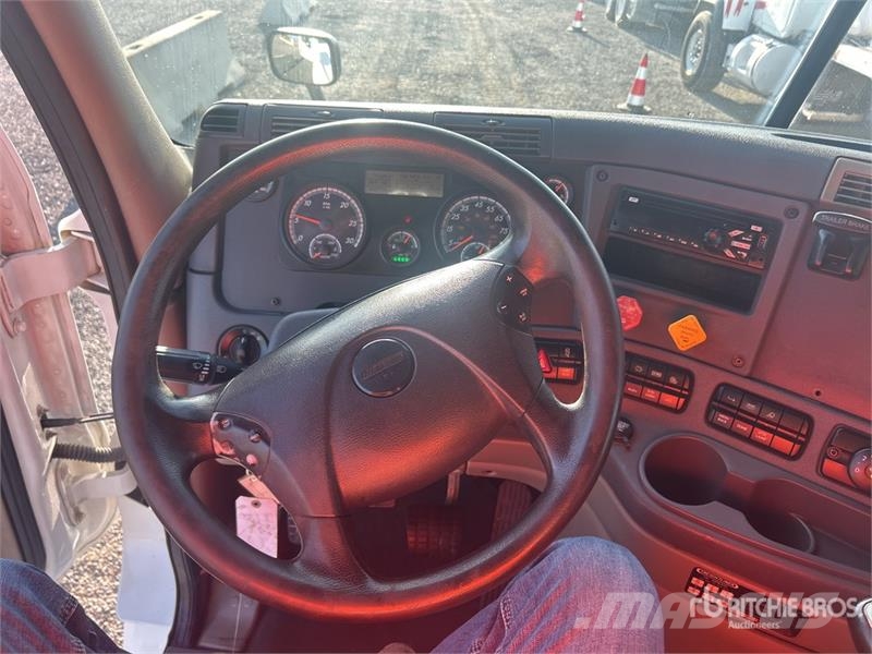 Freightliner Cascadia 125 6x4 T/A Sleeper Truck Tractor Седельные тягачи