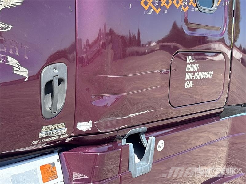 Freightliner Cascadia 125 6x4 T/A Sleeper Truck Tractor Тягачі