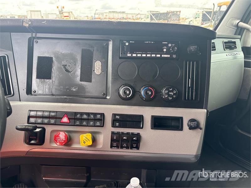 Freightliner Cascadia 126 6x4 T/A Sleeper Truck Tractor Naudoti vilkikai