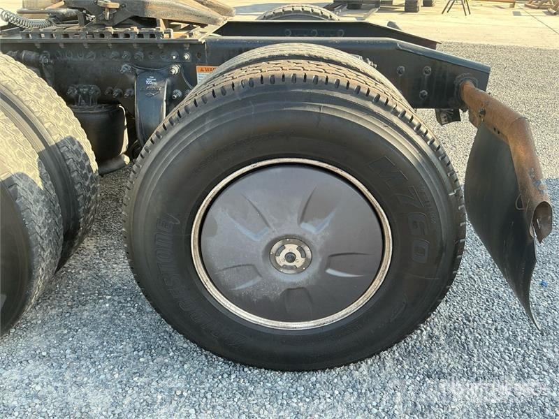 Freightliner Cascadia 126 6x4 T/A Sleeper Truck Tractor Седельные тягачи