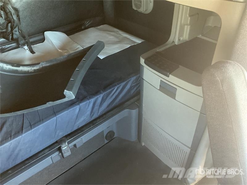 Freightliner Cascadia 125 6x4 T/A Sleeper Truck Tractor 中古トラクターヘッド | トレーラーヘッド