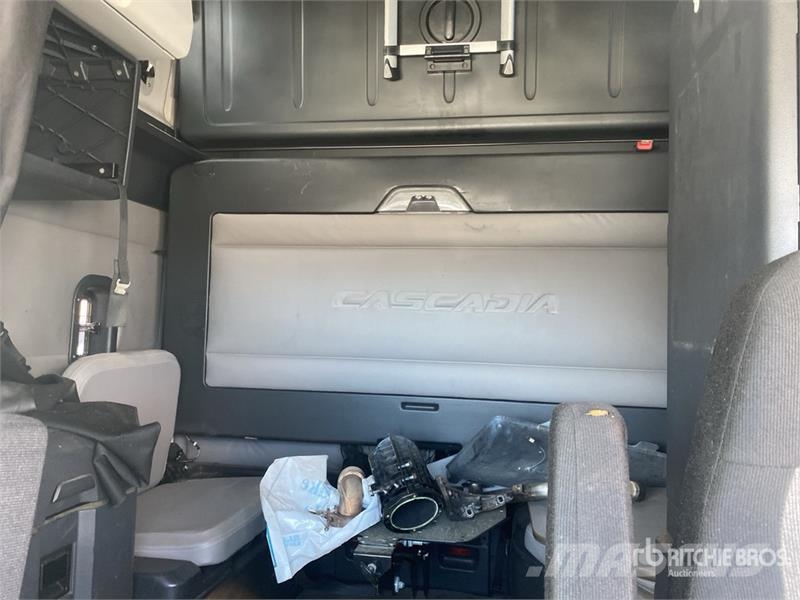 Freightliner Cascadia 126 6x4 T/A Sleeper Truck Tractor (Inoper 中古トラクターヘッド | トレーラーヘッド