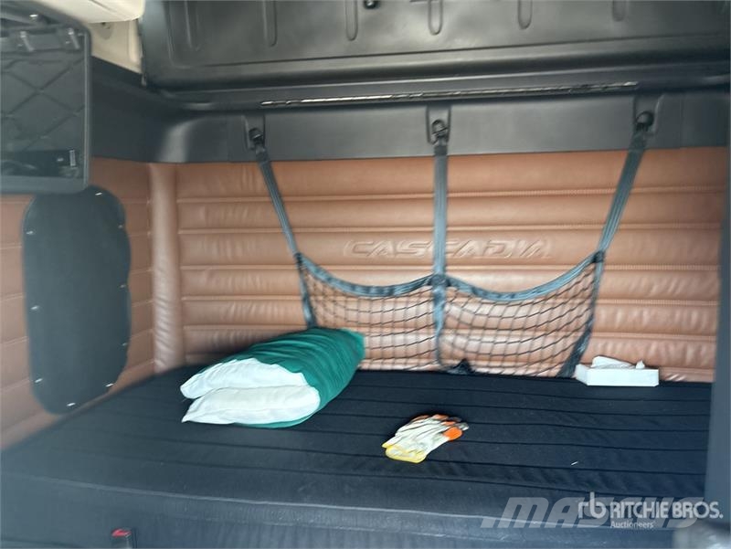 Freightliner Cascadia 126 T/A Sleeper Truck Tractor Tractor Units