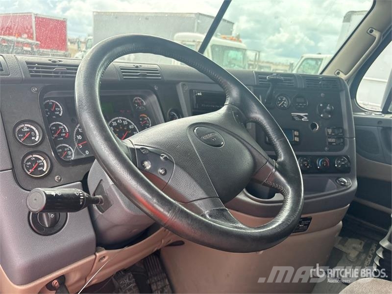 Freightliner Cascadia 125 6x4 T/A Sleeper Truck Tractor Tegljači