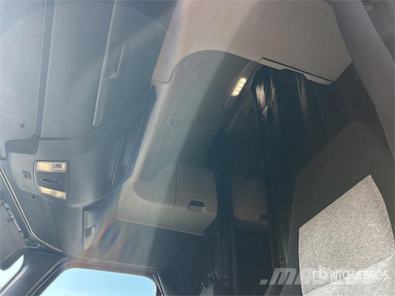Freightliner Cascadia 126 6x4 T/A Sleeper Truck Tractor Trekkers