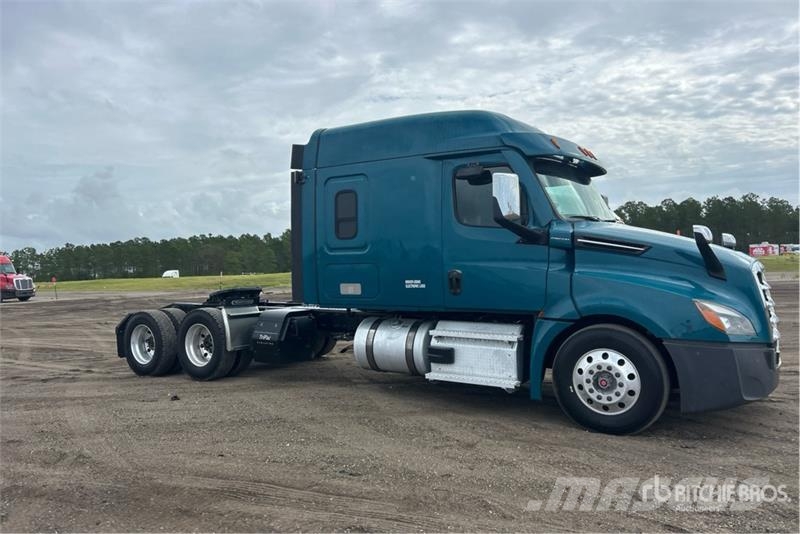 Freightliner Cascadia 126 6x4 T/A Sleeper Truck Tractor Vilcēji