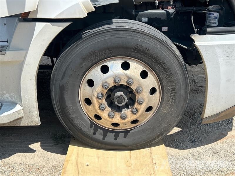 Freightliner Cascadia 126 6x4 T/A Sleeper Truck Tractor (Inoper Vilcēji