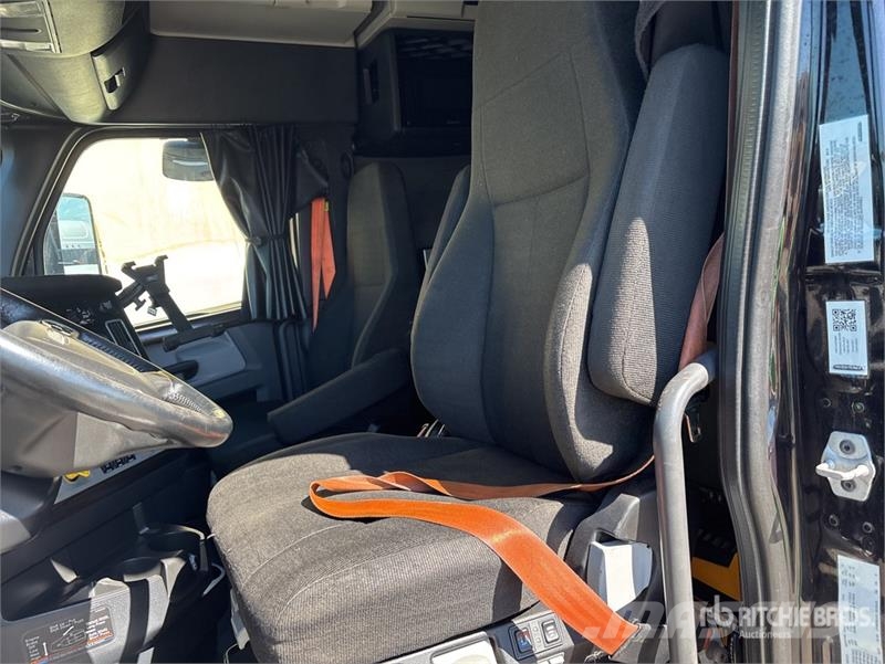 Freightliner Cascadia 126 6x4 T/A Sleeper Truck Tractor Седельные тягачи