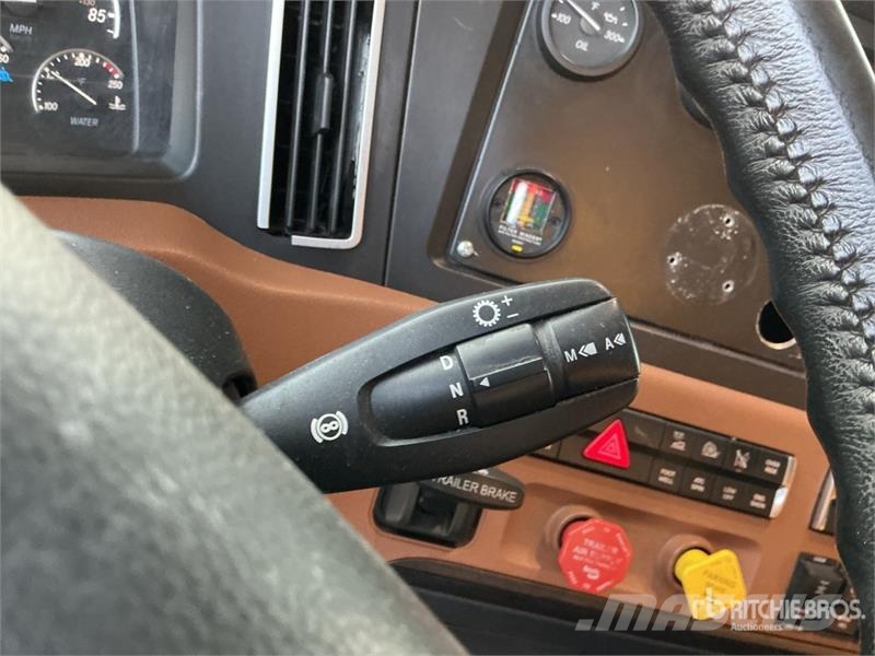 Freightliner Cascadia 126 6x4 T/A Sleeper Truck Tractor (Inoper Tegljači