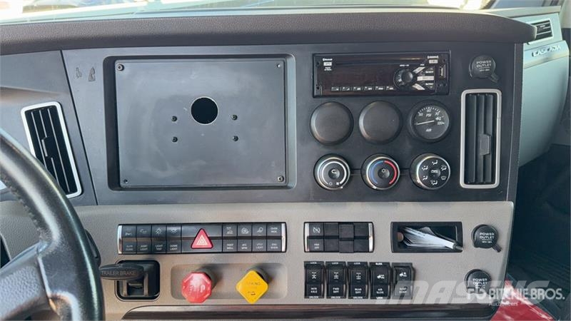 Freightliner Cascadia 126 6x4 T/A Sleeper Truck Tractor 中古トラクターヘッド | トレーラーヘッド