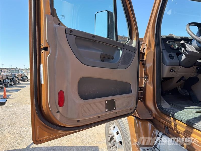 Freightliner Cascadia 125 6x4 T/A Sleeper Truck Tractor Tegljači