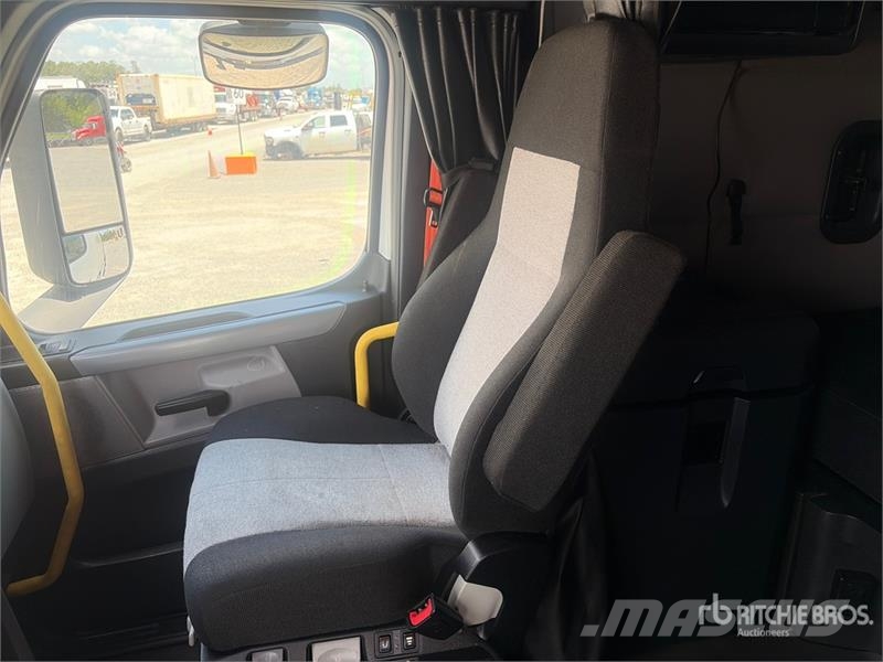 Freightliner Cascadia 126 6x4 T/A Sleeper Truck Tractor Седельные тягачи