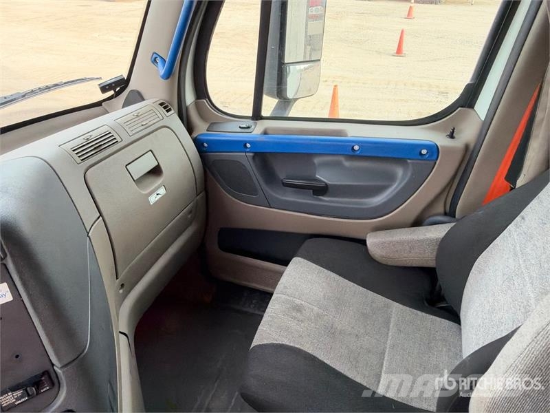Freightliner Cascadia 125 6x4 T/A Sleeper Truck Tractor Sattelzugmaschinen