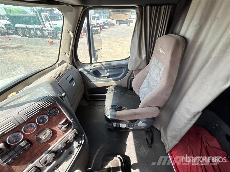 Freightliner Cascadia 125 6x4 T/A Sleeper Truck Tractor 中古トラクターヘッド | トレーラーヘッド