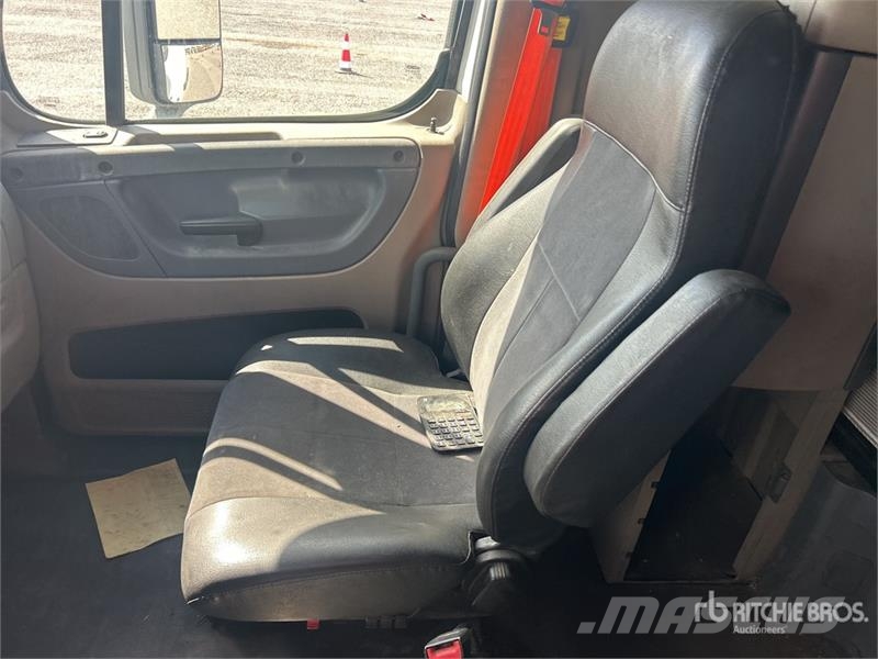 Freightliner Cascadia 125 6x4 T/A Sleeper Truck Tractor Trekkvogner