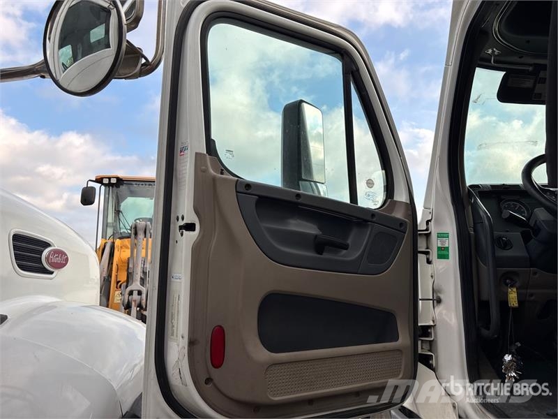 Freightliner Cascadia 125 6x4 T/A Sleeper Truck Tractor Sattelzugmaschinen