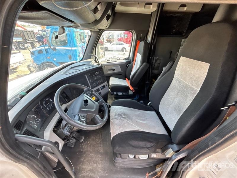 Freightliner Cascadia 126 6x4 T/A Sleeper Truck Tractor Tegljači