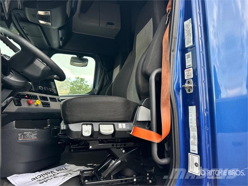 Freightliner Cascadia 126 6x4 T/A Sleeper Truck Tractor Tractor Units