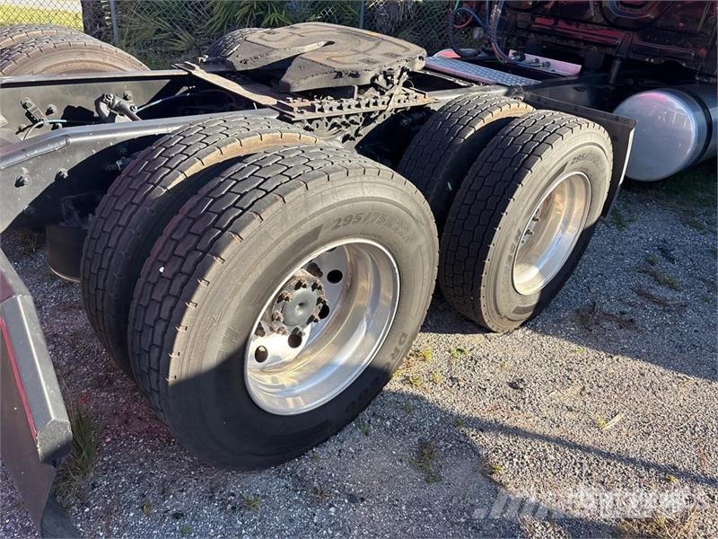 Freightliner Cascadia 126 6x4 T/A Sleeper Truck Tractor Vilcēji