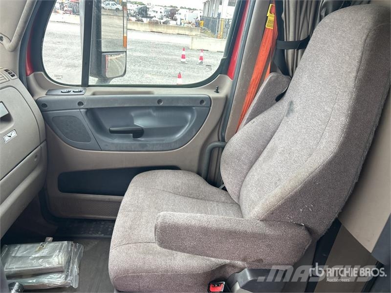 Freightliner Cascadia 125 6x4 T/A Sleeper Truck Tractor Sattelzugmaschinen