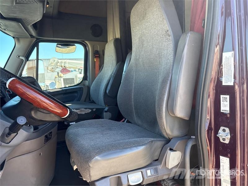 Freightliner Cascadia 125 6x4 T/A Sleeper Truck Tractor Тягачі