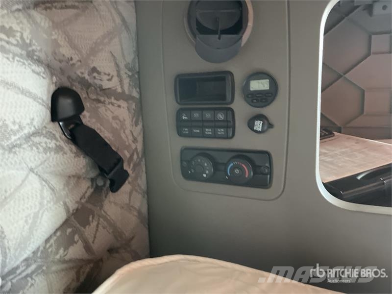 Freightliner Cascadia 125 6x4 T/A Sleeper Truck Tractor Cabezas tractoras