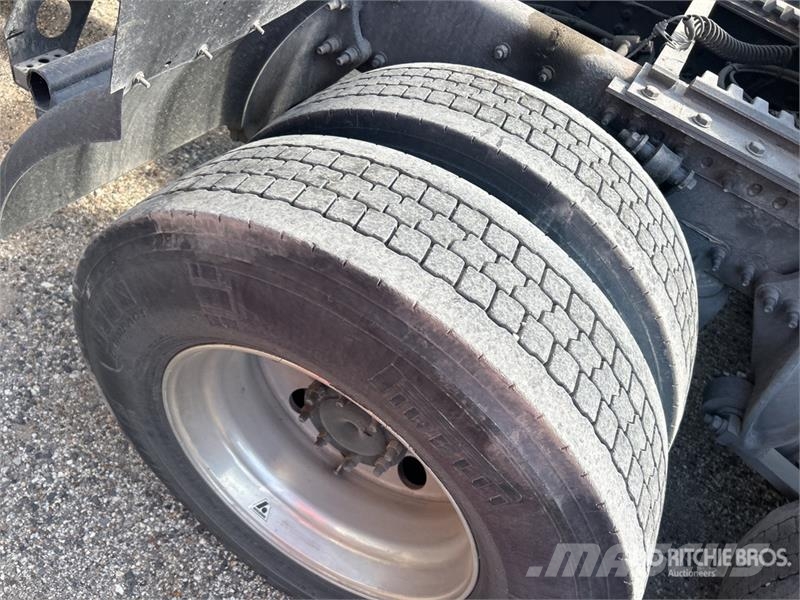 Freightliner Cascadia 126 6x4 T/A Sleeper Truck Tractor Cabezas tractoras