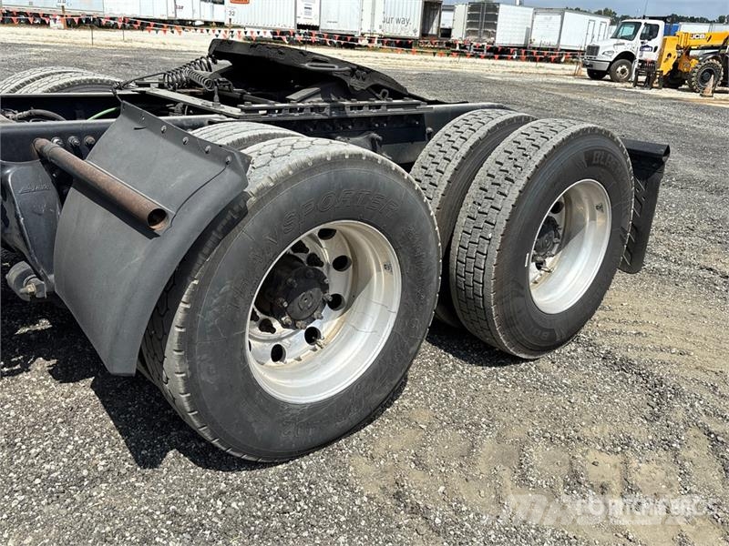 Freightliner Cascadia 125 6x4 T/A Sleeper Truck Tractor Tegljači