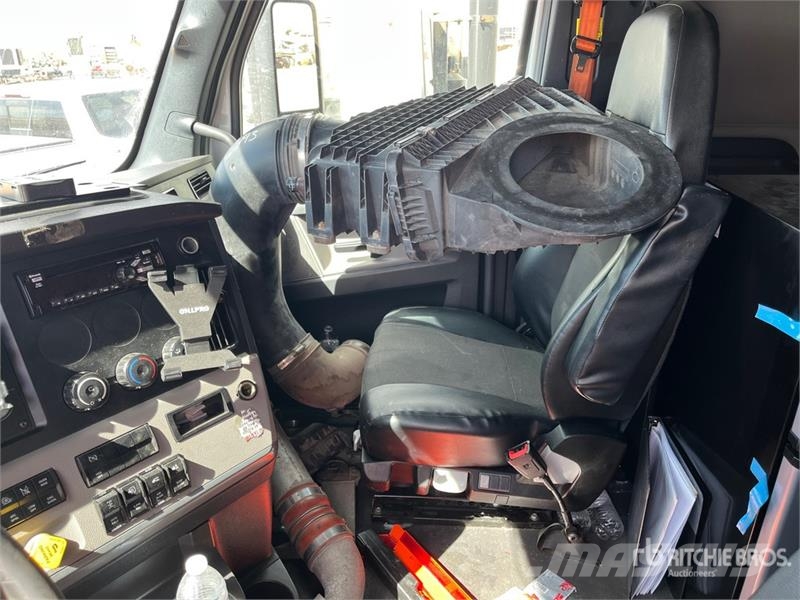 Freightliner Cascadia 126 6x4 T/A Sleeper Truck Tractor Седельные тягачи