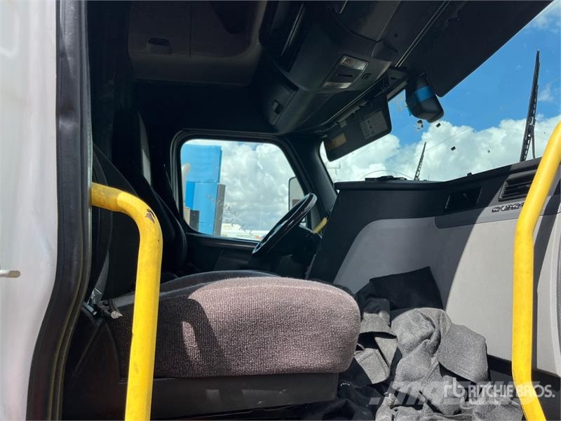 Freightliner Cascadia 126 6x4 T/A Sleeper Truck Tractor (Inoper Тягачі