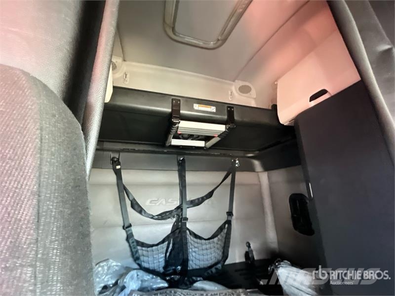 Freightliner Cascadia 126 6x4 T/A Sleeper Truck Tractor (Inoper Тягачі