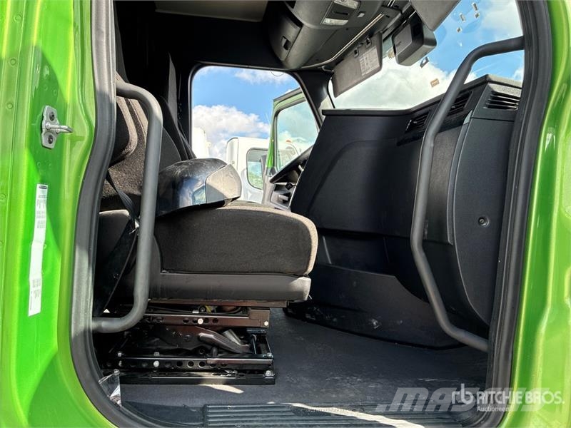 Freightliner Cascadia 126 6x4 T/A Sleeper Truck Tractor 中古トラクターヘッド | トレーラーヘッド