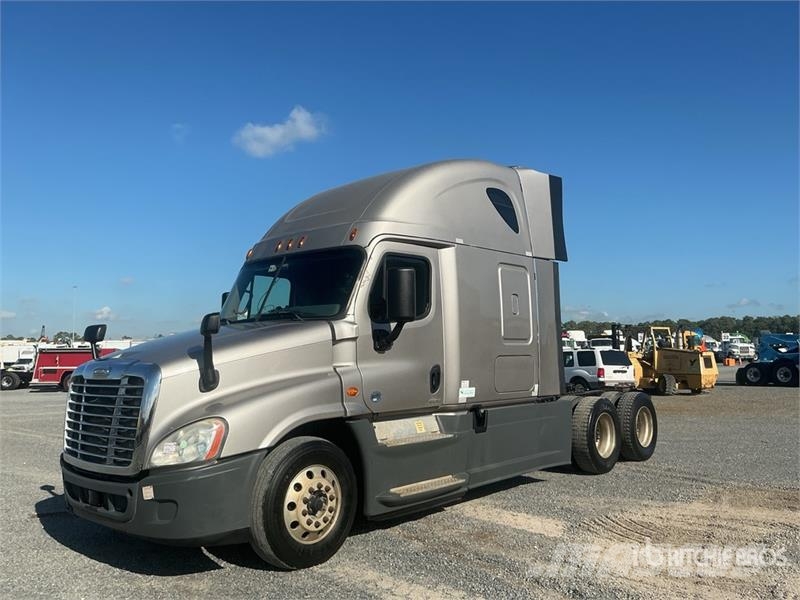 Freightliner Cascadia 125 6x4 T/A Sleeper Truck Tractor 中古トラクターヘッド | トレーラーヘッド