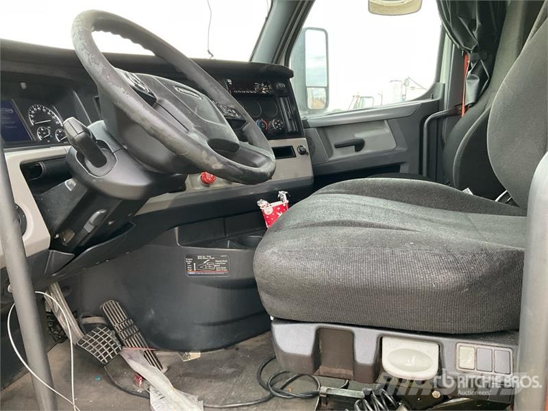 Freightliner Cascadia 126 6x4 T/A Sleeper Truck Tractor Vilcēji